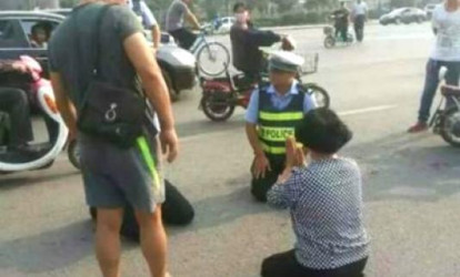 Sürücü yol polisini diz çökdürdü – FOTO