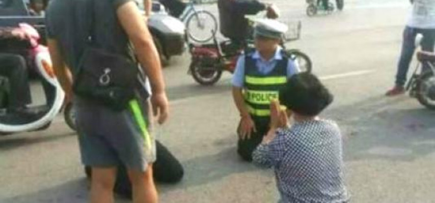 Sürücü yol polisini diz çökdürdü – FOTO
