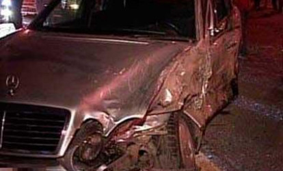 “Mercedes” yaşayış binasına çırpıldı: ölən var