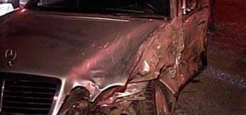 “Mercedes” yaşayış binasına çırpıldı: ölən var