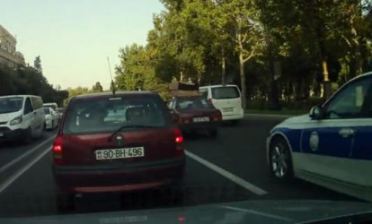 Bakıda qadın sürücü yol polisini görüb həyəcanlandı və qəza