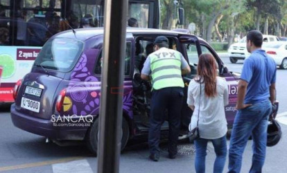 Yol polisi motosikleti taksiyə mindirib cərimə meydançasına apardı