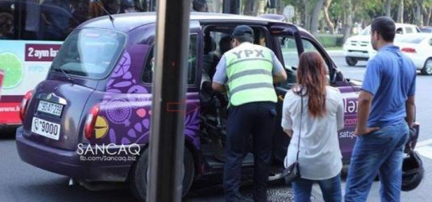 Yol polisi motosikleti taksiyə mindirib cərimə meydançasına apardı