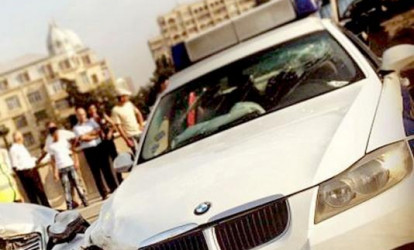 Bakıda “QAZ 24” yol polisinin maşınını vurdu