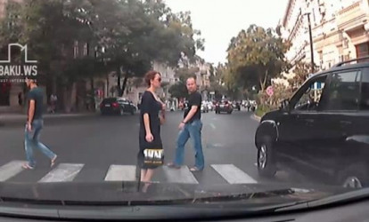 Bahalı avtomobillər yol polisinin gözü qarşısında “at oynadır”