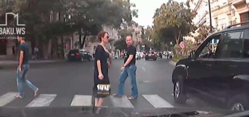 Bahalı avtomobillər yol polisinin gözü qarşısında “at oynadır”