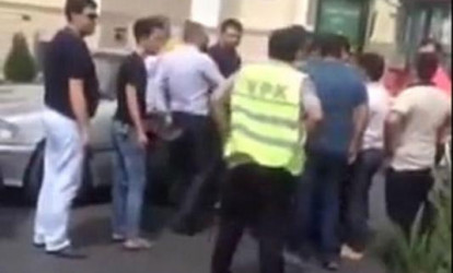 Bakıda polislə sürücü əlbəyaxa oldu - Qan töküldü