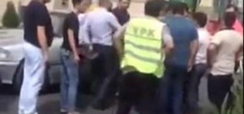 Bakıda polislə sürücü əlbəyaxa oldu - Qan töküldü