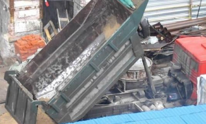Bakıda “KamAZ” yükü insanların üstünə boşaltdı: Ölən var