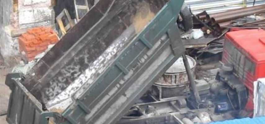 Bakıda “KamAZ” yükü insanların üstünə boşaltdı: Ölən var