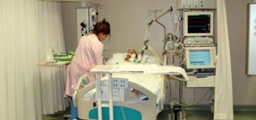 Yolu keçmək istəyən 2 piyadanı maşın vurdu