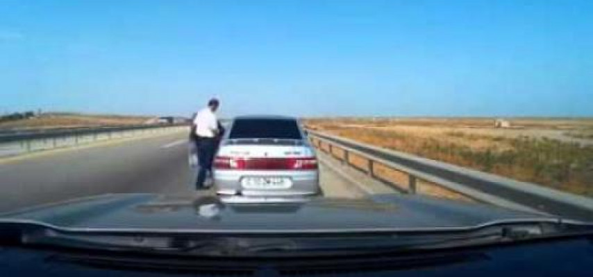 Yolda sürücüləri aldadıb pul almağın yeni üsulunu tapdılar