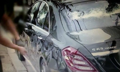 210 minlik «Mercedes-AMG» zay çıxdı, əzib yola atdı