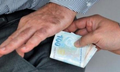 Polisə rüşvət təklif edən sərxoş azərbaycanlı piyada həbs edildi