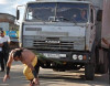 Azərbaycanlı “Herakl” saçları ilə "Kamaz"ı dartdı