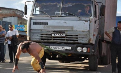 Azərbaycanlı “Herakl” saçları ilə "Kamaz"ı dartdı