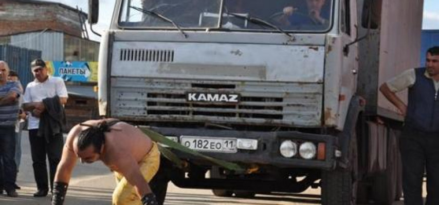 Azərbaycanlı “Herakl” saçları ilə "Kamaz"ı dartdı