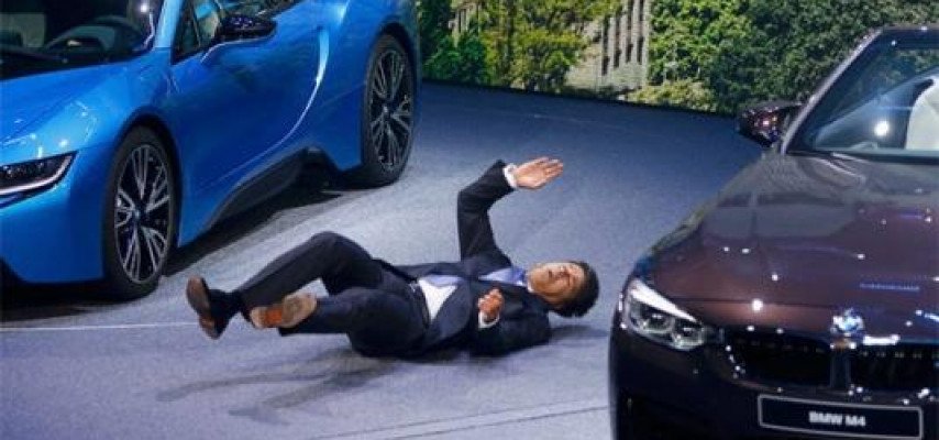 "BMW"-nin rəhbəri avtasalonun açılışında huşunu itirdi