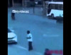 Özünü qəsdən maşına çırpan piyadanın VİDEOsu