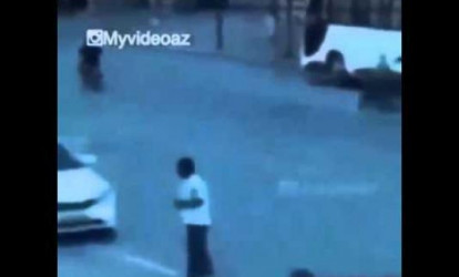 Özünü qəsdən maşına çırpan piyadanın VİDEOsu