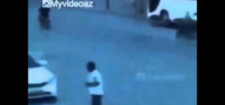 Özünü qəsdən maşına çırpan piyadanın VİDEOsu