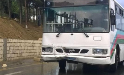﻿Sumqayıt yolunda avtobus qəzası – FOTO