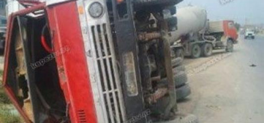 Gəncədə “Kamaz” aşdı: sürücü xəsarət aldı