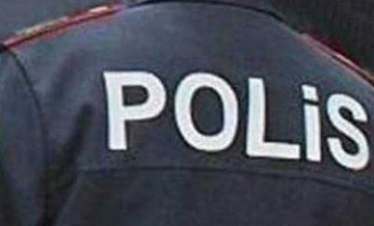 Bakıda məktəbin qarşısında polisin paqonlarını cırdılar