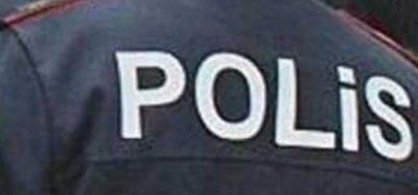 Bakıda məktəbin qarşısında polisin paqonlarını cırdılar