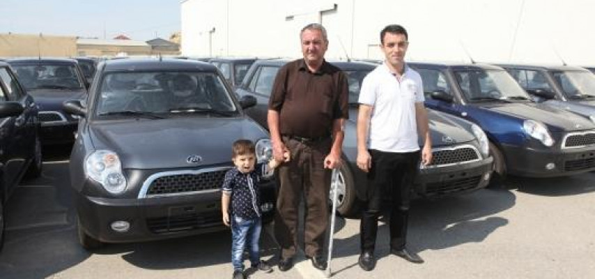 Növbəyə dayanan 100 nəfərə avtomobil verildi