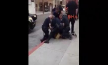 Polislər qırmızı işıqdan keçən gənc sürücünü döydülər