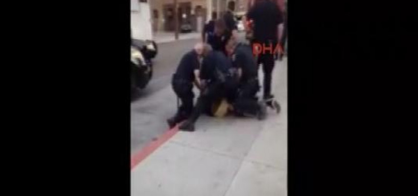 Polislər qırmızı işıqdan keçən gənc sürücünü döydülər