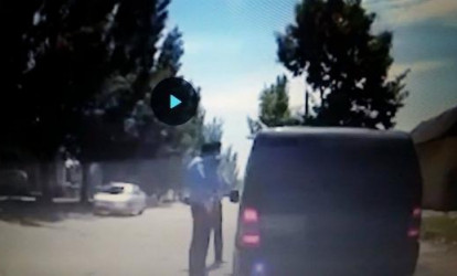 Deputat yol polisini diz çökdürdü