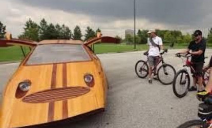 Taxtadan avtomobil düzəltdi