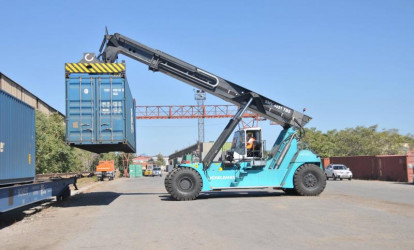 Azərbaycan konteyneryükləyici kran və elektrovozlar alıb