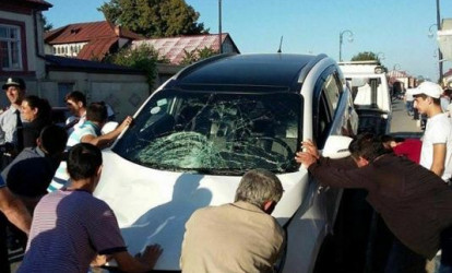 Zərbə qadını yoldan ikinci mərtəbəyə atdı - Dəhşətli qəzadan FOTOLAR