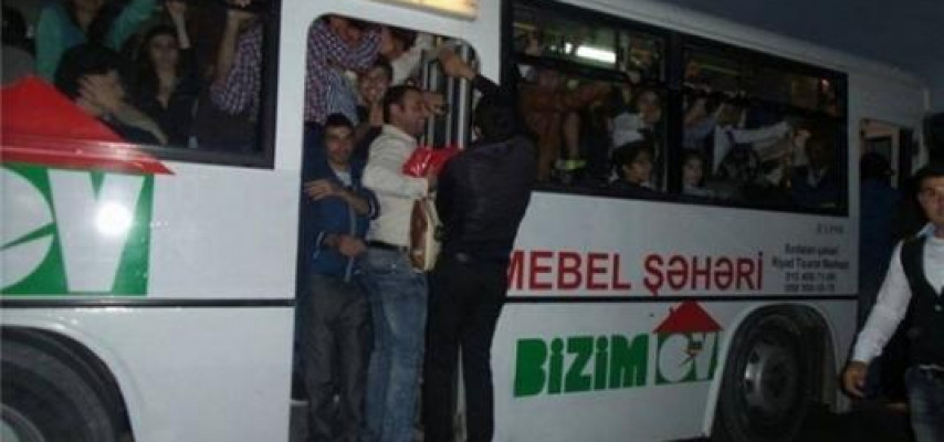 Sərnişinlər avtobusa minə bilmir