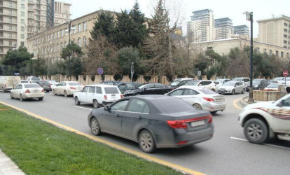 Sürücülər bu küçədə əziyyət çəkir – Qəza baş verir