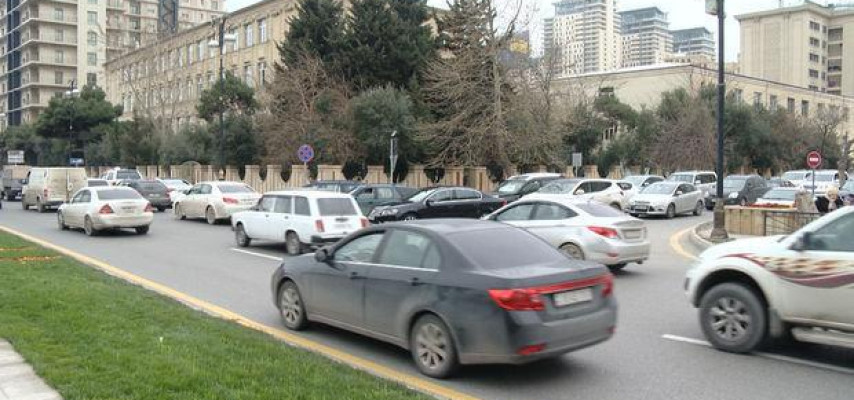 Sürücülər bu küçədə əziyyət çəkir – Qəza baş verir