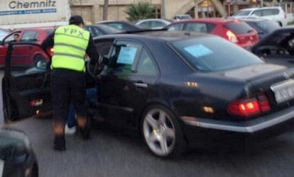 Yol polisləri qaçan sürücünü saxlamaq üçün yolu bağladı