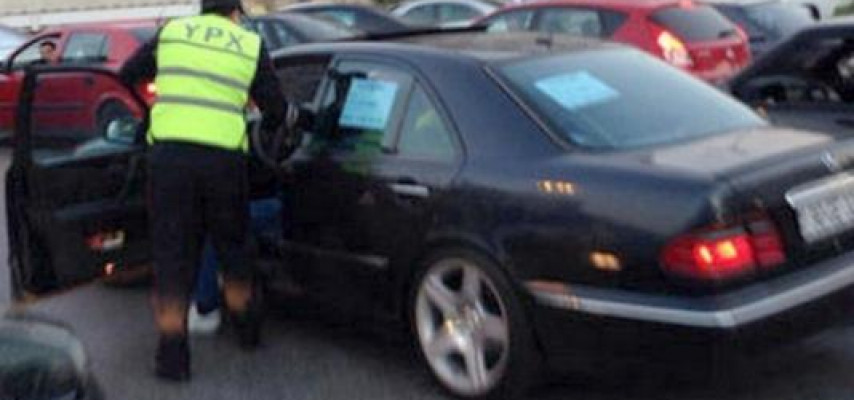 Yol polisləri qaçan sürücünü saxlamaq üçün yolu bağladı