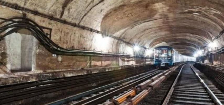 Bakı metrosunda həyəcan: kişi relslərin üstünə yıxıldı