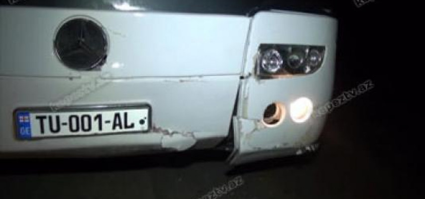 Sərnişin avtobusu qoyun sürüsünə girdi