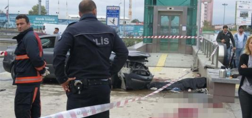 Maşın metronun girişinə çırpılıb: bir nəfər ölüb
