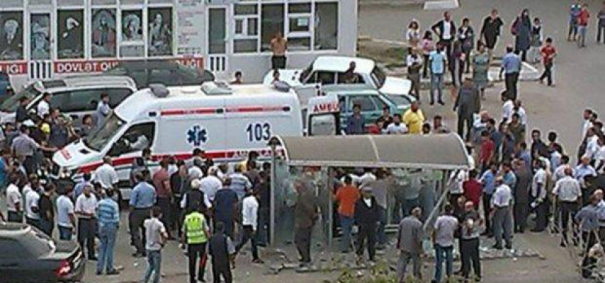 Sumqayıtda maşın “astanovka”ya girdi –FOTO