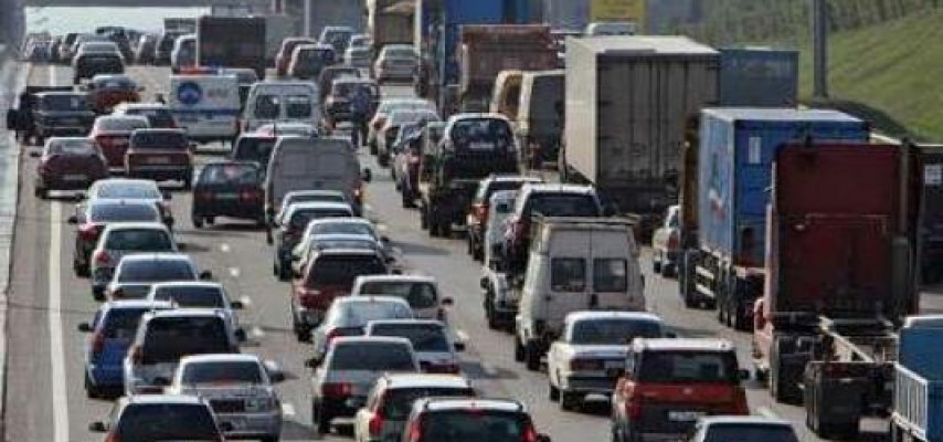 Yol polisi tıxaca görə sürücüləri günahlandırdı