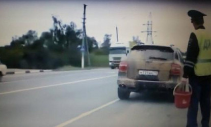 Çirkli nömrəni yol polisinə təmizlətdirən general qızı