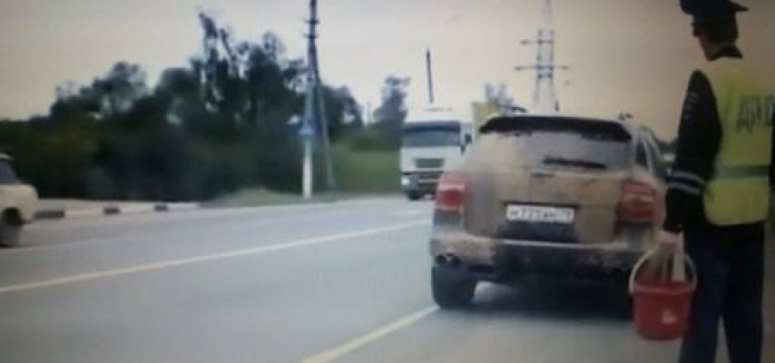 Çirkli nömrəni yol polisinə təmizlətdirən general qızı
