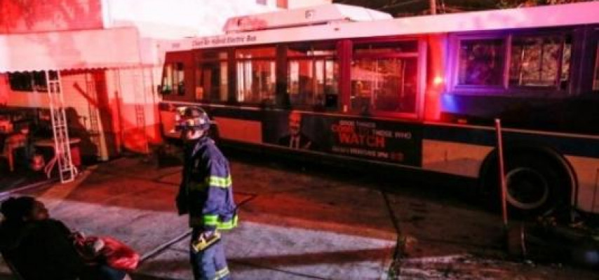 Avtobus yaşayış evinə girdi: 12 yaralı