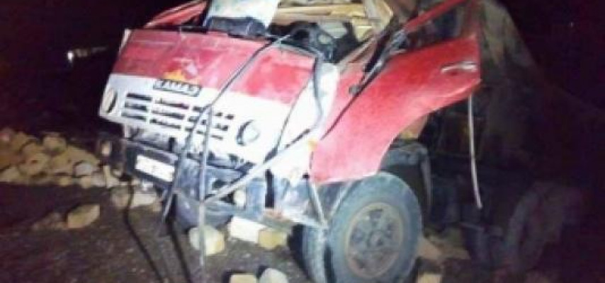 Ağdaşda “Kamaz” aşdı, sürücü yaralandı